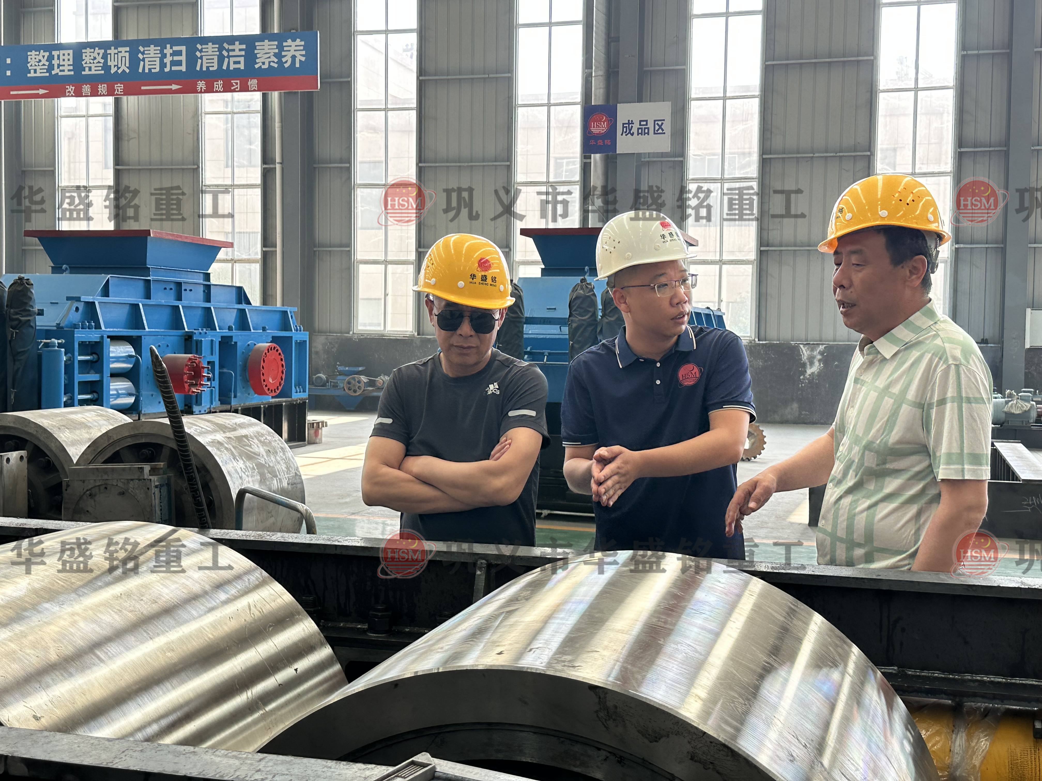 廣西的老客戶配置液壓對輥制砂機（附發(fā)貨現場）